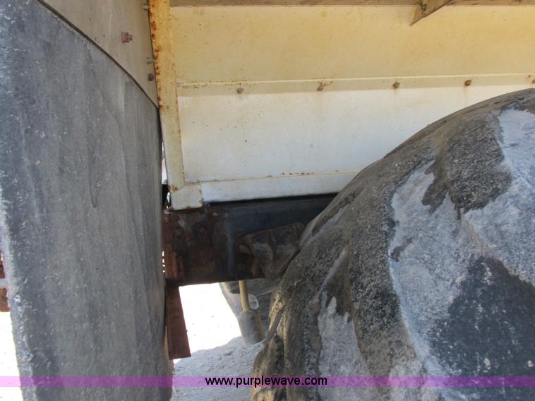 image for item I8753 2006 International 7400 fertilizer truck