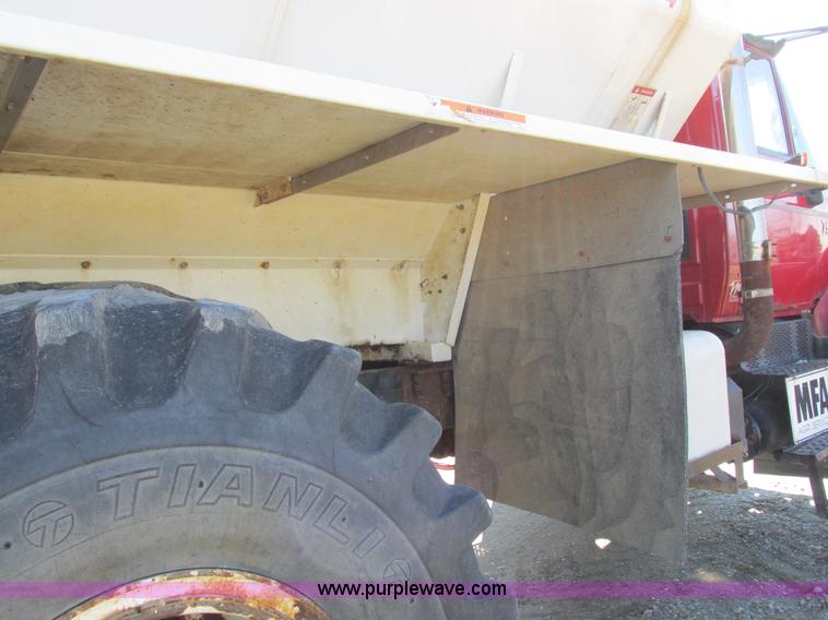 image for item I8753 2006 International 7400 fertilizer truck