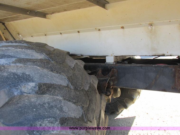 image for item I8753 2006 International 7400 fertilizer truck