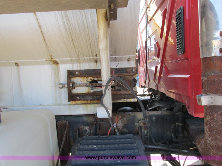 image for item I8753 2006 International 7400 fertilizer truck