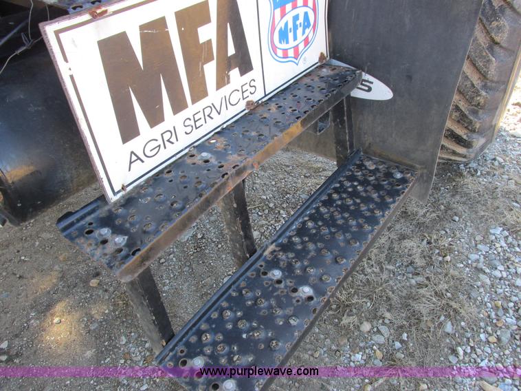 image for item I8753 2006 International 7400 fertilizer truck