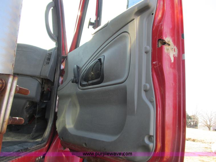 image for item I8753 2006 International 7400 fertilizer truck