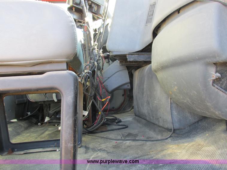 image for item I8753 2006 International 7400 fertilizer truck