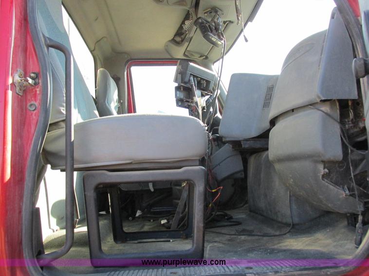 image for item I8753 2006 International 7400 fertilizer truck