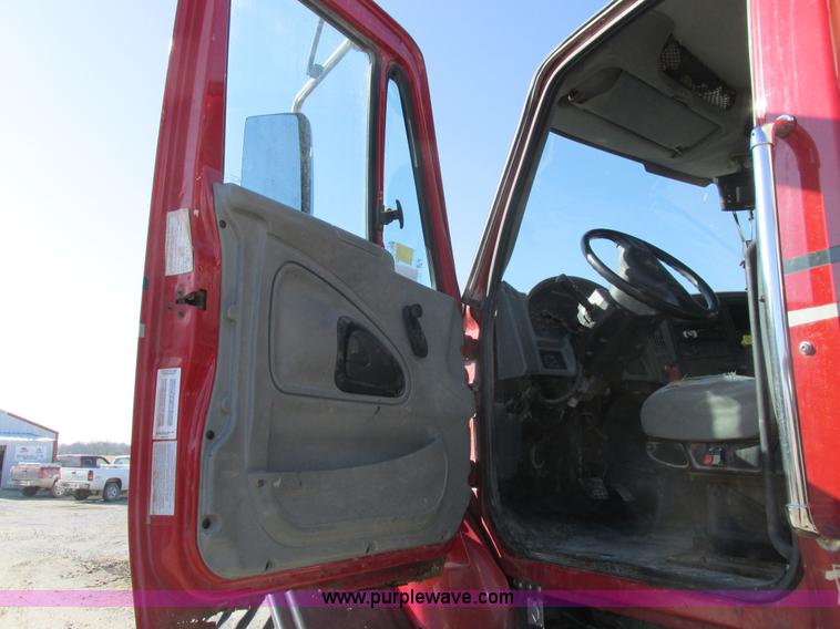 image for item I8753 2006 International 7400 fertilizer truck