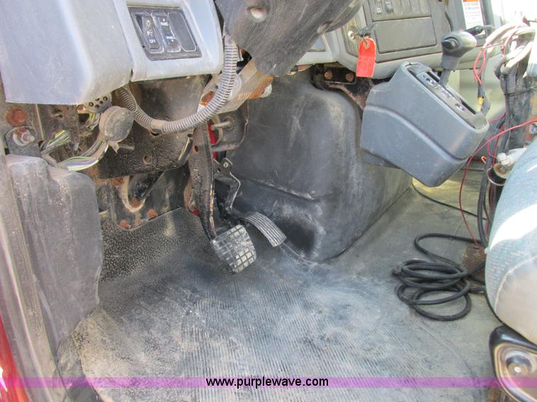 image for item I8753 2006 International 7400 fertilizer truck