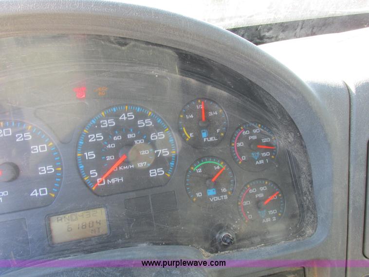 image for item I8753 2006 International 7400 fertilizer truck