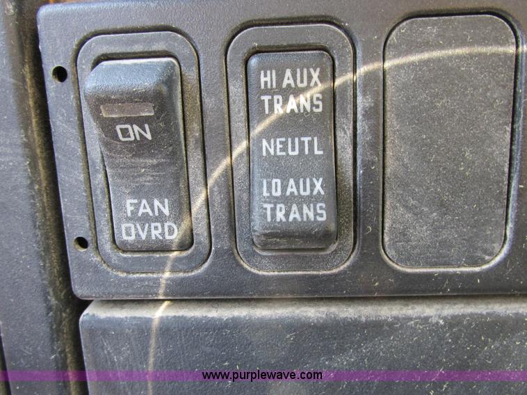 image for item I8753 2006 International 7400 fertilizer truck