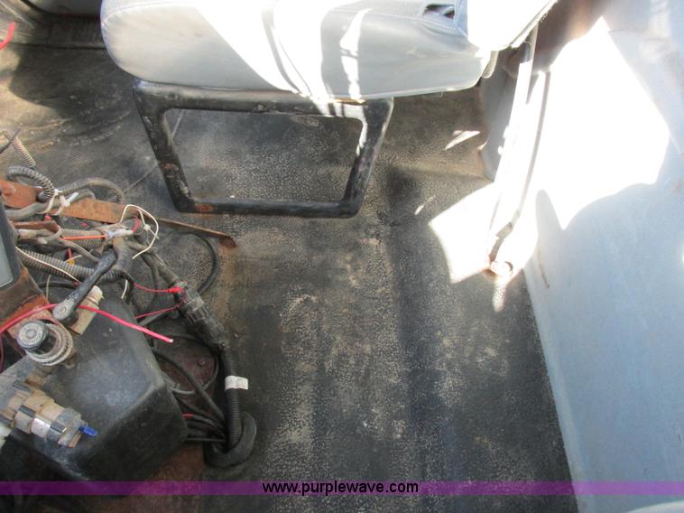 image for item I8753 2006 International 7400 fertilizer truck