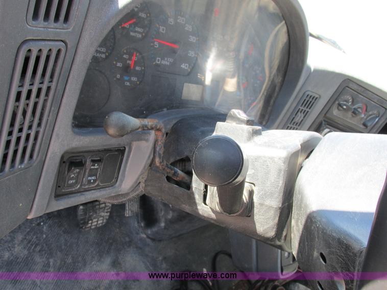 image for item I8753 2006 International 7400 fertilizer truck