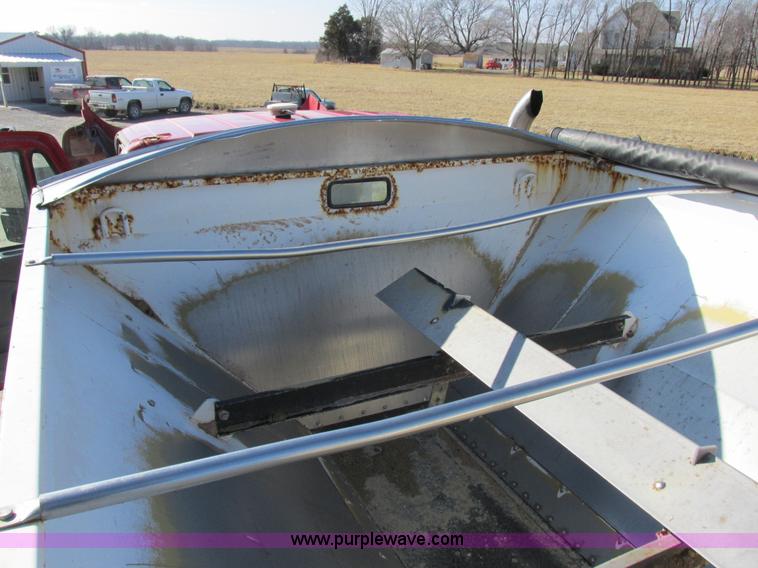 image for item I8753 2006 International 7400 fertilizer truck