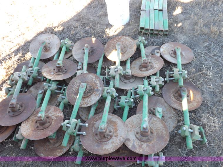 image for item K3135 John Deere 885 cultivator