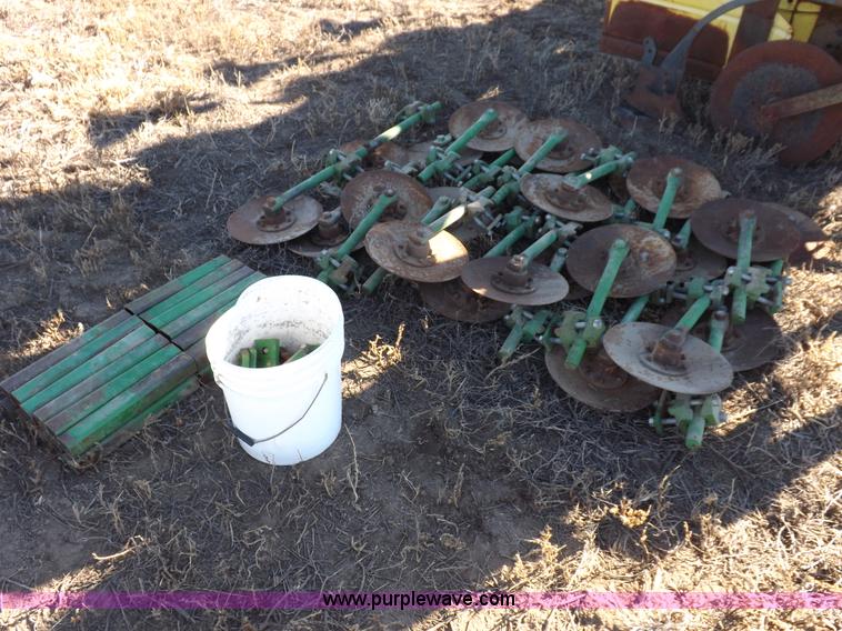 image for item K3135 John Deere 885 cultivator