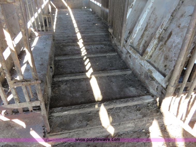 image for item K7049 1991 Coose gooseneck livestock trailer