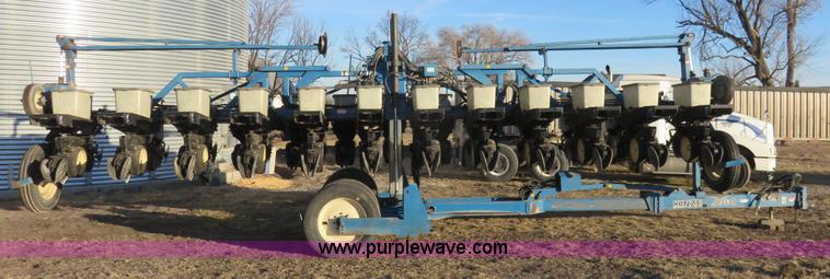 image for item K7083 1998 Kinze 2600 interplant planter