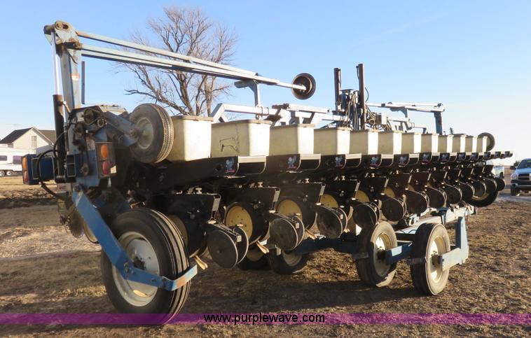 image for item K7083 1998 Kinze 2600 interplant planter
