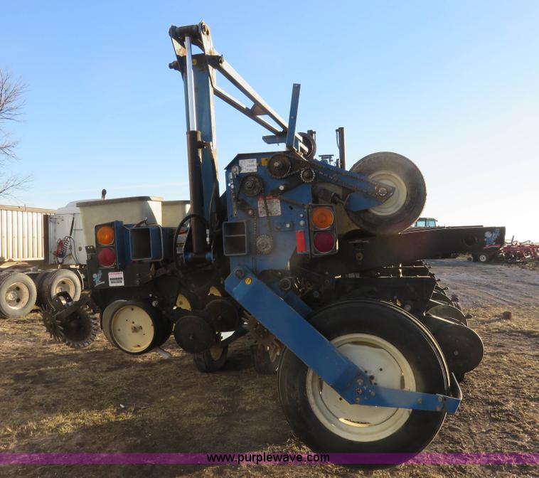image for item K7083 1998 Kinze 2600 interplant planter
