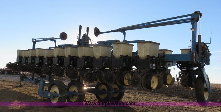 image for item K7083 1998 Kinze 2600 interplant planter