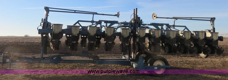 image for item K7083 1998 Kinze 2600 interplant planter
