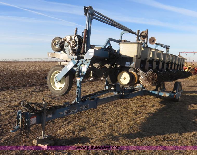 image for item K7083 1998 Kinze 2600 interplant planter