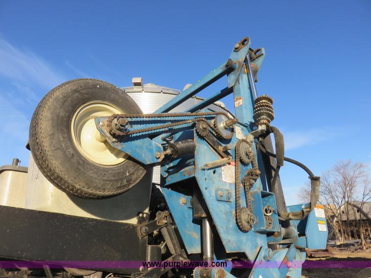 image for item K7083 1998 Kinze 2600 interplant planter