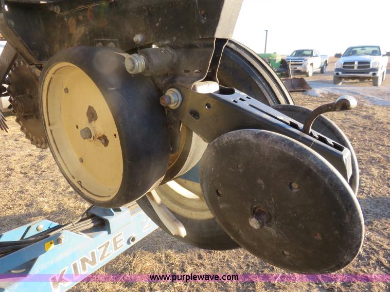 image for item K7083 1998 Kinze 2600 interplant planter