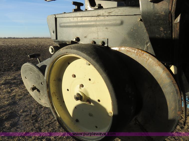 image for item K7083 1998 Kinze 2600 interplant planter