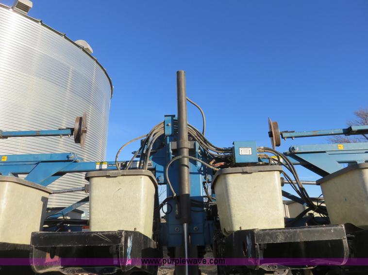 image for item K7083 1998 Kinze 2600 interplant planter