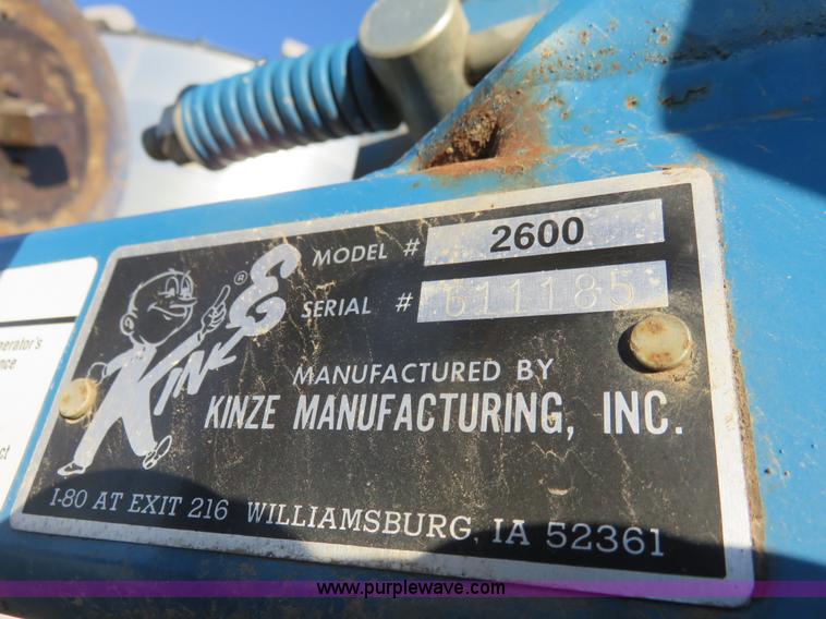 image for item K7083 1998 Kinze 2600 interplant planter