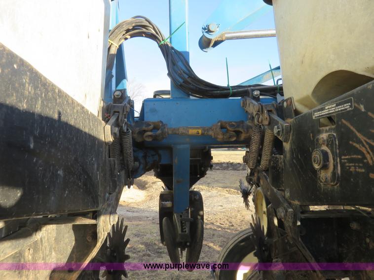 image for item K7083 1998 Kinze 2600 interplant planter