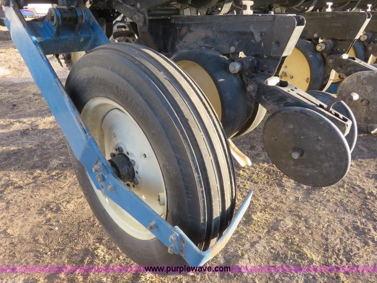 image for item K7083 1998 Kinze 2600 interplant planter