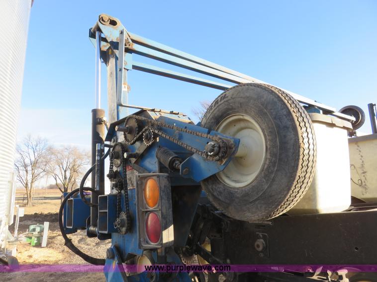 image for item K7083 1998 Kinze 2600 interplant planter