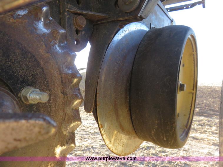 image for item K7083 1998 Kinze 2600 interplant planter