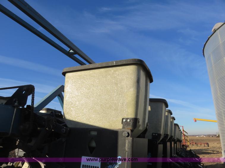 image for item K7083 1998 Kinze 2600 interplant planter