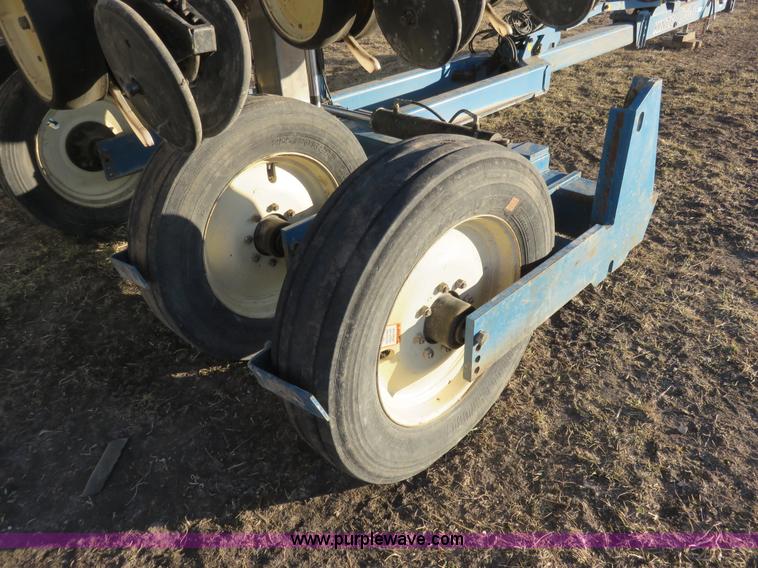 image for item K7083 1998 Kinze 2600 interplant planter
