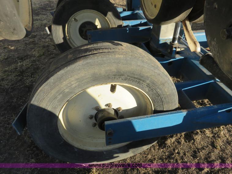 image for item K7083 1998 Kinze 2600 interplant planter