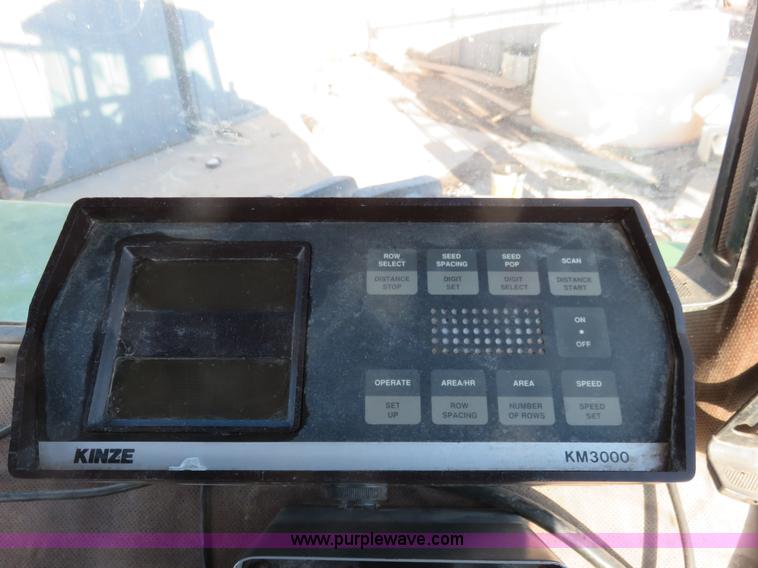 image for item K7083 1998 Kinze 2600 interplant planter