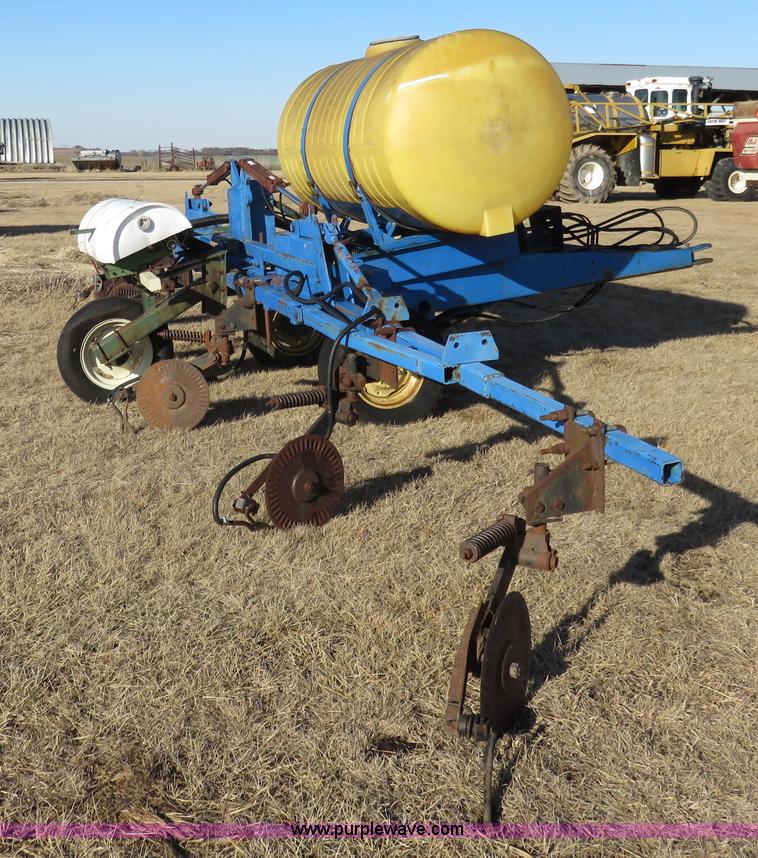 Liquid fertilizer applicator in Berryton, KS Item K7205 sold Purple