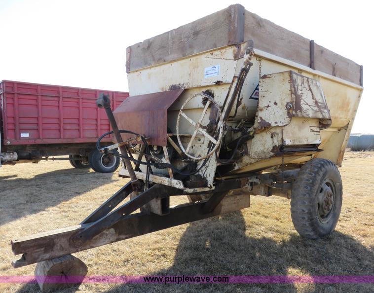image for item K7212 BJM 600T three auger feed mixer wagon