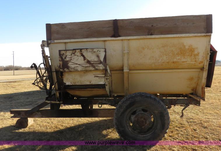 image for item K7212 BJM 600T three auger feed mixer wagon