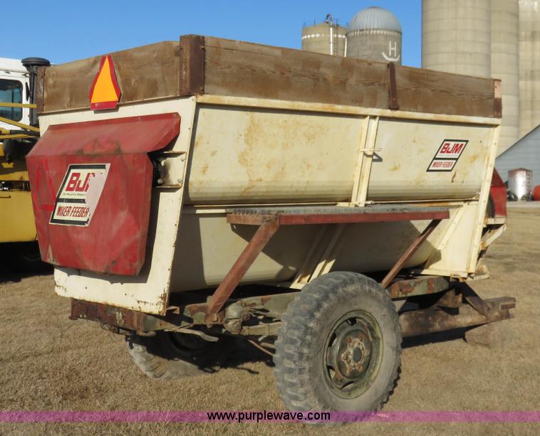 image for item K7212 BJM 600T three auger feed mixer wagon