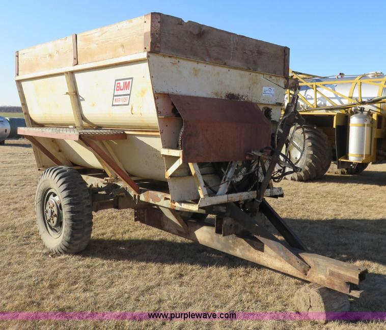 image for item K7212 BJM 600T three auger feed mixer wagon