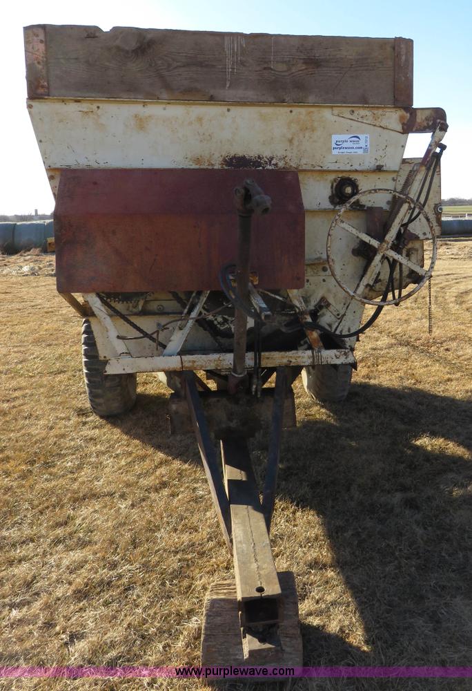 image for item K7212 BJM 600T three auger feed mixer wagon