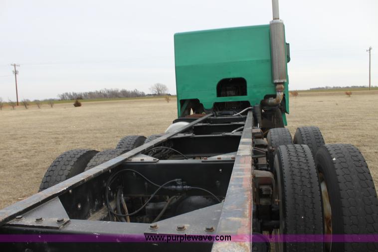 image for item L6545 1974 Peterbilt 352-A semi truck