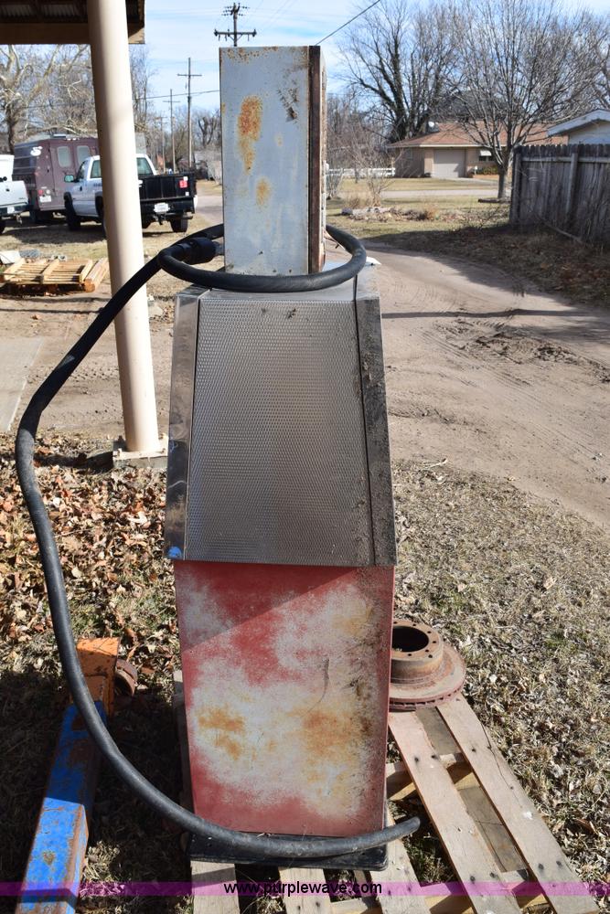 image for item BB9560 Gas pump