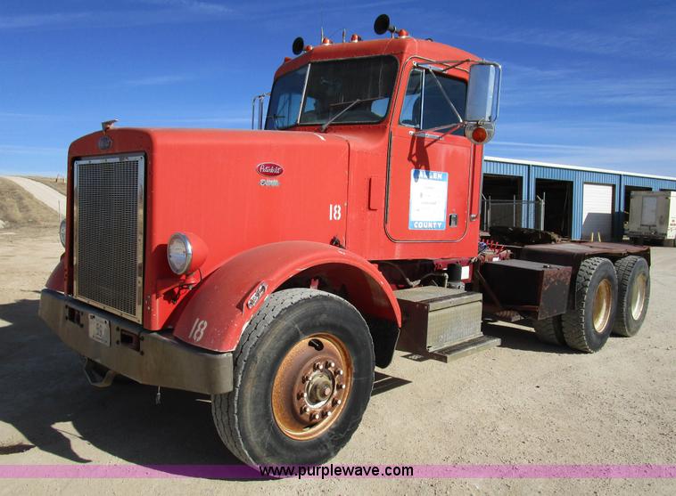 image for item D2268 1985 Peterbilt semi truck