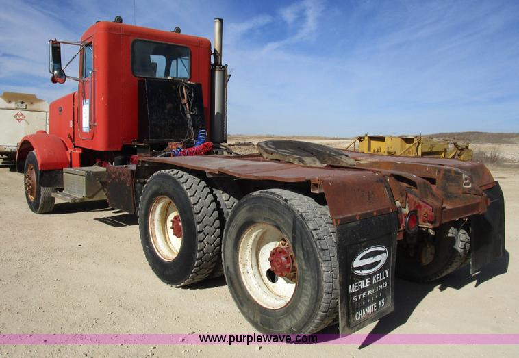 image for item D2268 1985 Peterbilt semi truck