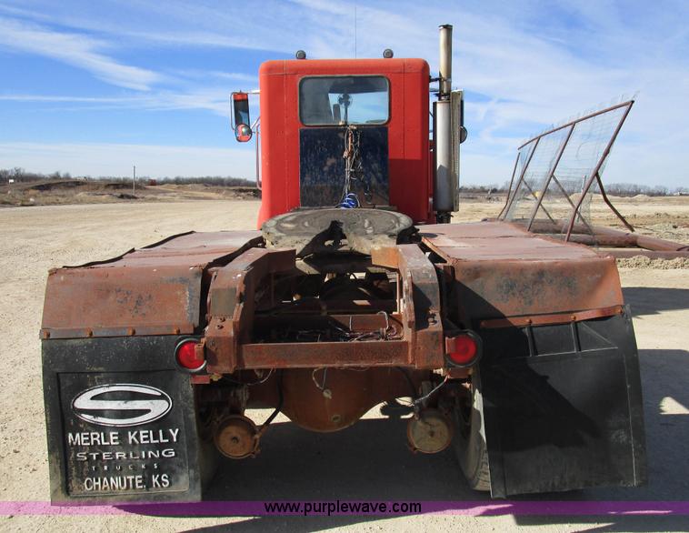 image for item D2268 1985 Peterbilt semi truck