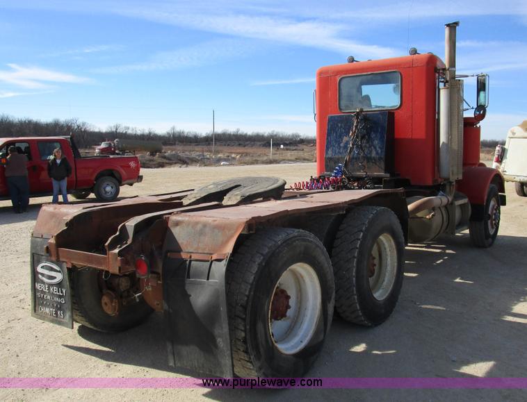 image for item D2268 1985 Peterbilt semi truck