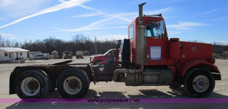 image for item D2268 1985 Peterbilt semi truck